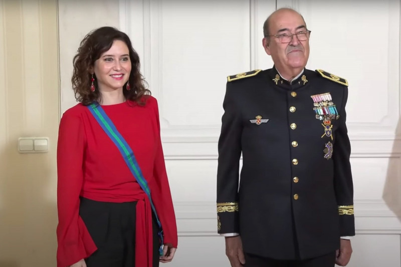 <p>Isabel Díaz Ayuso junto a Agustín Álvarez, presidente de la Fundación Reales Tercios. / <strong>Comunidad de Madrid</strong></p>