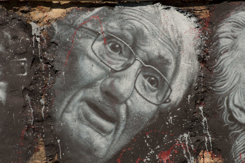 <p>Retrato del filósofo alemán Jürgen Habermas pintado sobre un muro en la Demeure du Chaos en Lyon, Francia. / <strong>Thierry Ehrmann</strong></p>
