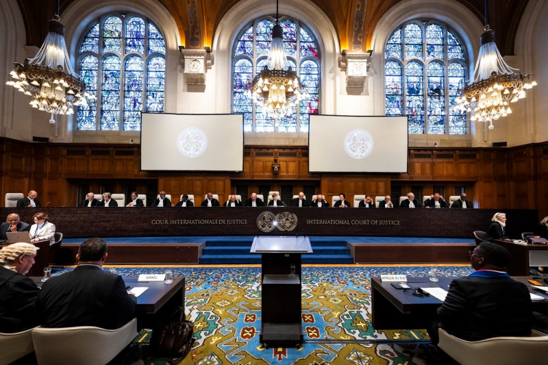 <p>Los miembro de la delegación de Sudáfrica, Israel y la Corte Internacional de Justicia, durante la sesión del 11 de enero de 2024. / <strong>UN Photo/ICJ-CIJ/Frank van Beek</strong></p>