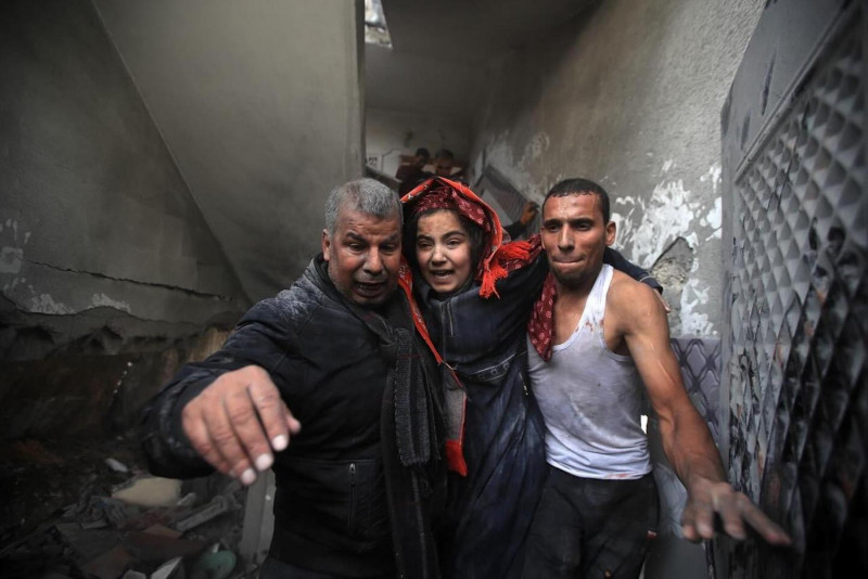 <p>Varios civiles desalojan un bloque de viviendas tras ser atacado por el ejercito israelí en enero de 2024. / <strong>Mohammed Zannoun</strong></p>