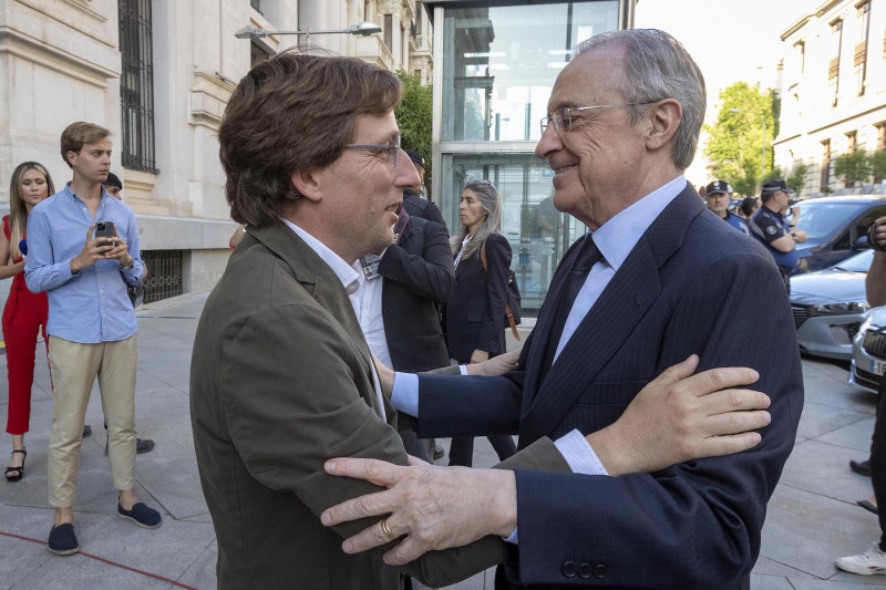 <p>José Luis Martínez-Almeida y Florentino Pérez se saludan durante un encuentro en mayo de 2022. / <strong>Miguel J. Berrocal (Ayuntamiento de Madrid).</strong></p>