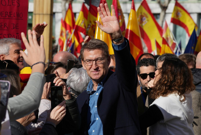 <p>Alberto Núñez Feijóo saluda a los manifestantes contra la amnistía el pasado domingo 28 de enero en Madrid. / <strong>Partido Popular</strong></p>