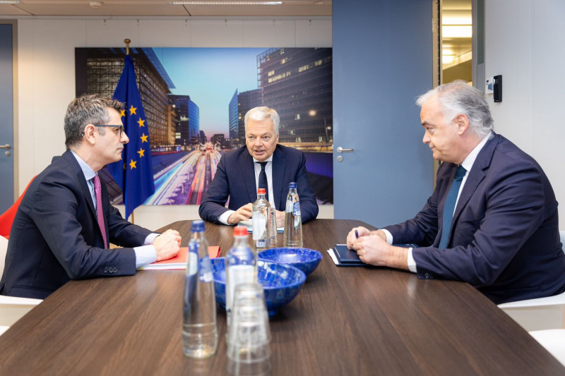 <p>Bolaños y Pons, con Reynders, durante la primera reunión de mediación en Bruselas, el miércoles 31 de enero. / <strong>Unión Europea</strong></p>