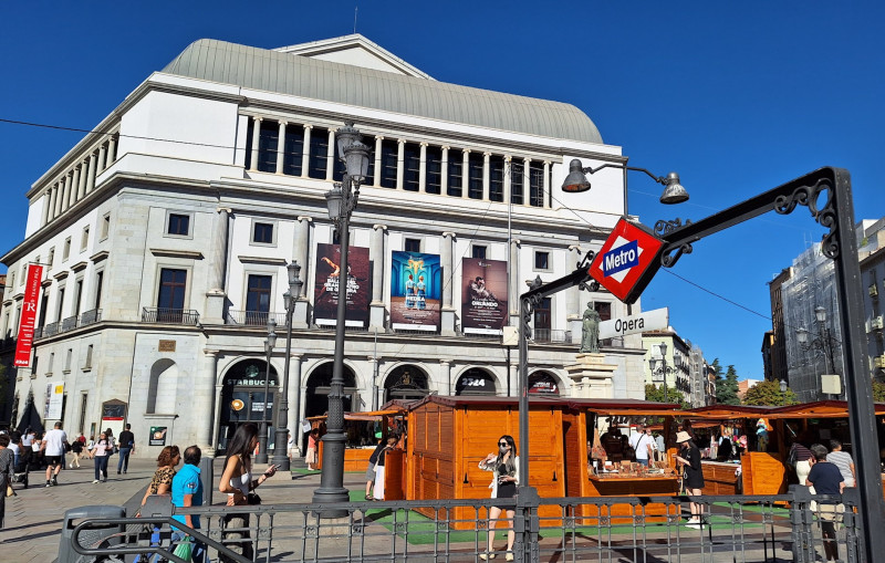 <p>Vista del Teatro Real desde la Plaza de Isabel II de Madrid. / <strong>R. A. </strong></p>