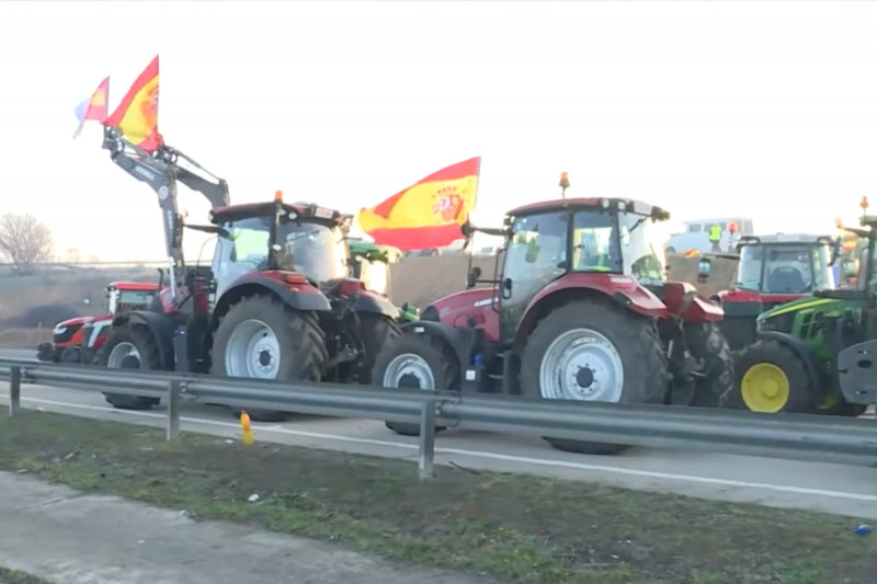 <p>Tractores obstruyendo una carretera durante las manifestaciones del 6 de febrero. / <strong>YouTube (RTVE Noticias)</strong></p>