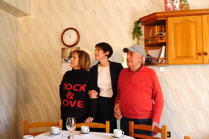 <p>Ana Pontón, candidata del BNG, junto a sus padres en un vídeo de campaña electoral. / <strong>YouTube (BNG)</strong></p>