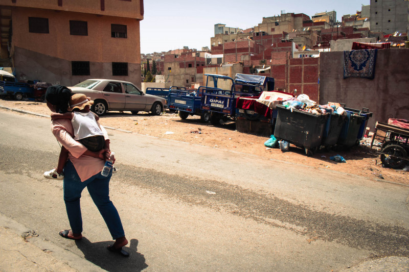 <p>Aïcha pasea junto a su hija Hawa por las calles de Tánger. / <strong>H. R.</strong></p>