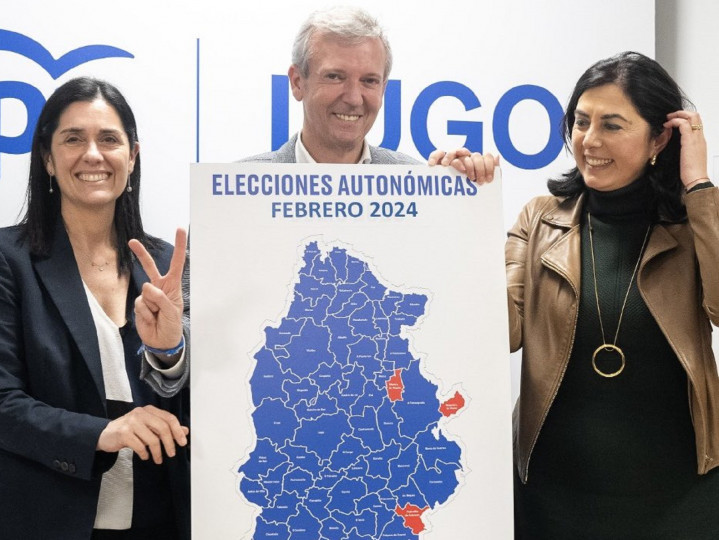 <p>Alfonso Rueda muestra un cartel con el resultado de las elecciones del 18F en la provincia de Lugo. / <strong>PP Lugo</strong></p>