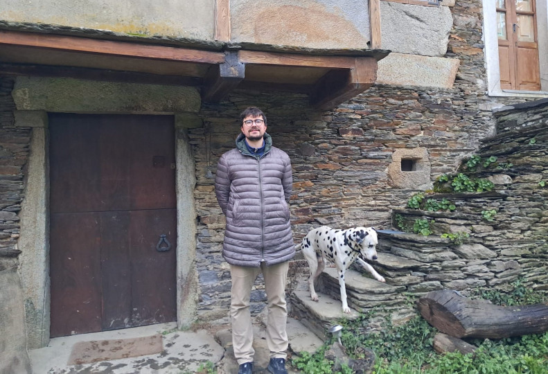 <p>Román Sánchez Besteiro delante de su casa de Begonte, con su perro Turín. / <strong>Cedida por el entrevistado</strong></p>