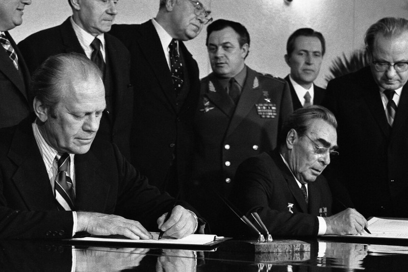 <p>L. Brézhnev, secretario general del PCUS, y G. Ford, presidente de los EEUU, firman un comunicado sobre los acuerdos SALT, en 1974. / <strong>Wikimedia Commons</strong></p>