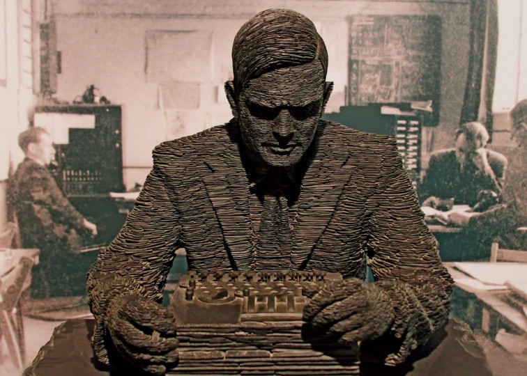 <p>Escultura en homenaje a Alan Turing, considerado uno de los padres de la inteligencia artificial, realizada por el artista Stephen Kettle. / <strong>Leo Reynolds</strong></p>