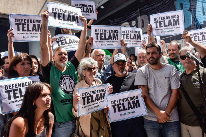 <p>Trabajadores y trabajadoras de Télam protestan contra el cierre de la agencia. / <strong>Marita Costa</strong></p>