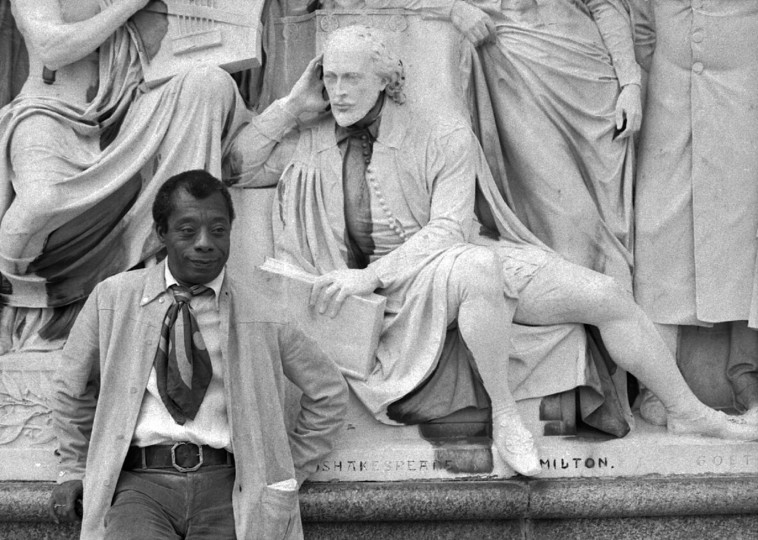 <p>El escritor James Baldwin en 1969, posando junto a la estatua de Shakespeare. / <strong>Allan Warren</strong></p>