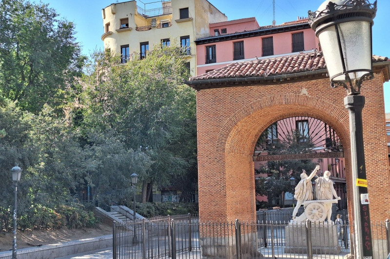 <p>Plaza del Dos de Mayo, con la escultura que representa a los capitanes Daoíz y Velarde. / <strong>R. A. </strong></p>