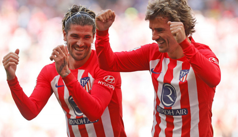 <p>De Paul y Griezman celebran el tercer tanto del Atleti./ <strong>Ángel Gutiérrez. CAM</strong></p>