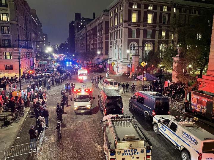 <p>Alrededores de la Universidad de Columbia (Nueva York, EEUU) durante la noche del pasado miércoles 1 de mayo. / <strong>Anna Oakes</strong></p>