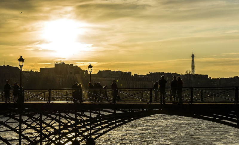 <p>Atardecer desde la orilla del Sena, con el puente que lleva de Saint Germain a Louvre. / <strong>Guillén Pérez (CC BY-ND 2.0 DEED)</strong></p>