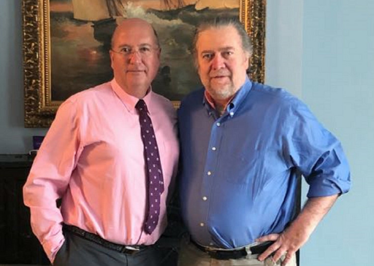 <p>El exdirigente de Vox Rafael Bardají (izq.) posa junto a Steve Bannon en una reunión en 2018. /<strong> Vox</strong></p>