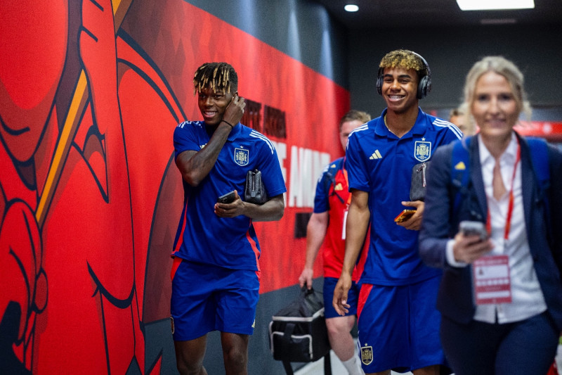 <p>Nico Williams y Lamine Yamal charlan, antes de un acto comercial de la selección, el pasado 8 de junio. / <strong>Selección Española Masculina de Fútbol</strong></p>