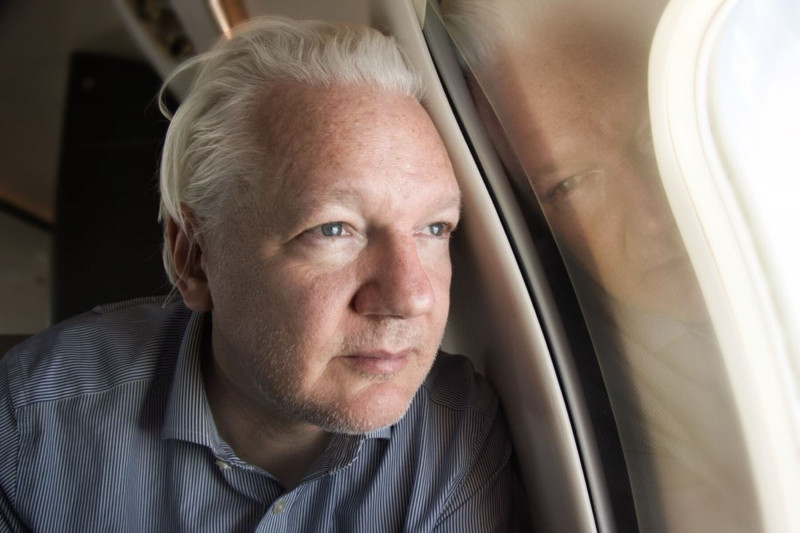 <p>Julian Assange, en el jet camino de Bangkok el martes 25 de junio. / <strong>Twitter (WikiLeaks)</strong></p>