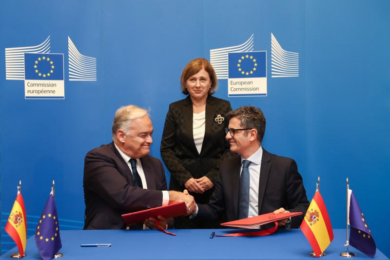 <p>Esteban González Pons y Félix Bolaños, durante la firma del acuerdo de renovación del CGPJ. / <strong>Jennifer Jacquemart (Comisión Europea)</strong></p>