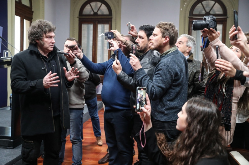 <p>Javier Milei reunido con un grupo de periodistas el pasado 7 de junio. / <strong>Casa Rosada</strong></p>