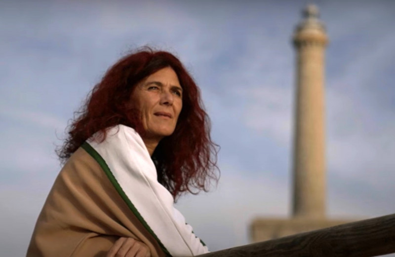 <p>Teresa Vicente junto al faro de Cabo de Palos. / <strong>Goldman Enviromental Prize (Youtube)</strong></p>