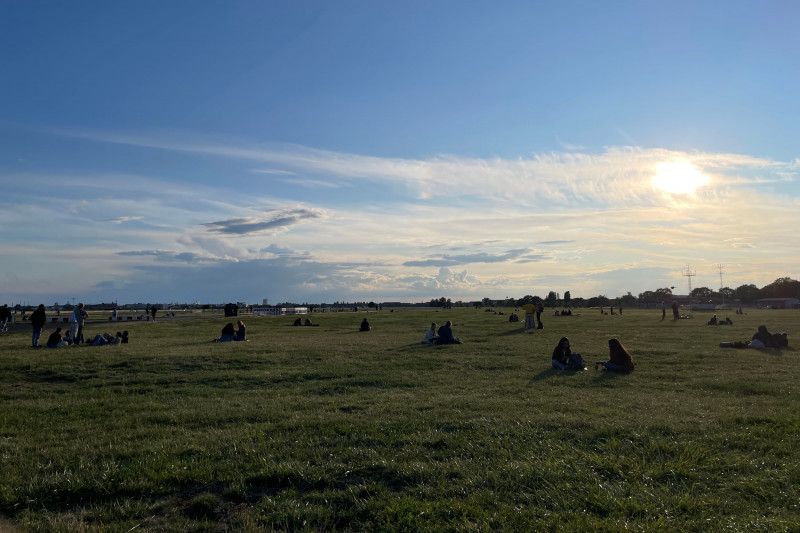 <p>Principio del ocaso en Tempelhofer Feld, un parque construido en las pistas de aterrizaje de uno de los antiguos aeropuertos de Berlín. / <strong>C. G. C.</strong></p>