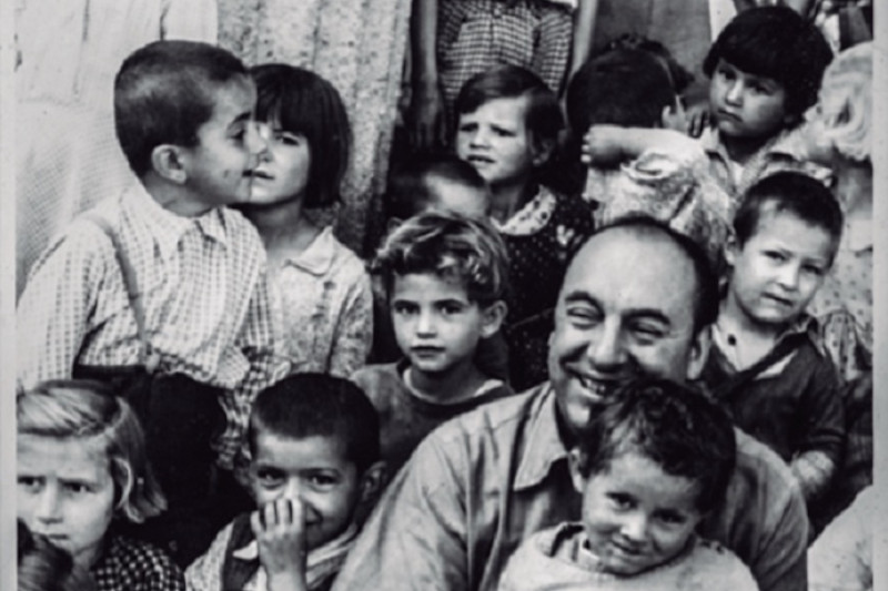 <p>Pablo Neruda con algunos niños y niñas del pasaje. <strong>/ Hamaika Bide</strong></p>