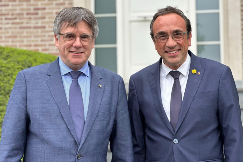 <p>Josep Rull y Carles Puigdemont, durante la visita del presidente del Parlament a los políticos del procés exiliados, junio de 2024. / <strong>X (@KRLS)</strong></p>