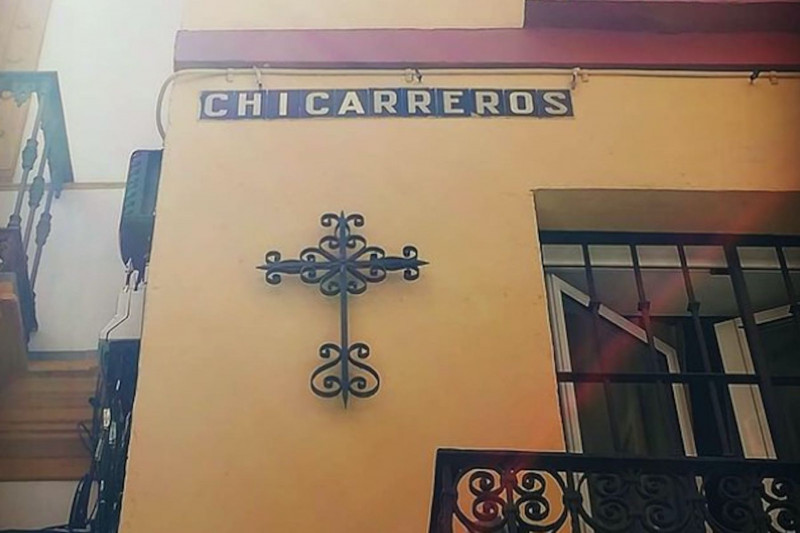 <p>Señal de la calle Chicarreros, en Sevilla. / <strong>Cuenta de Instagram  nombresdecalles</strong></p>