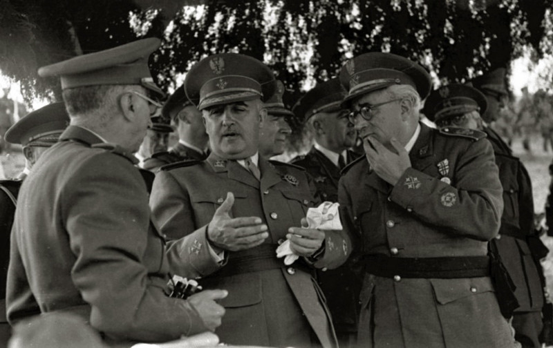 <p>Yagüe (a la derecha) junto a Franco en unas maniobras militares en 1946. / <strong>Kutxa Fototeka</strong></p>