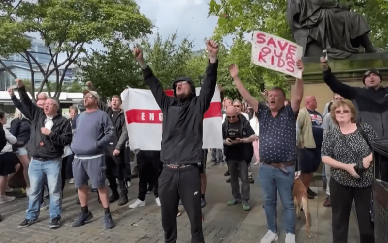 <p>Manifestantes de ultraderecha durante los disturbios de Liverpool. /<strong> RTVE</strong></p>