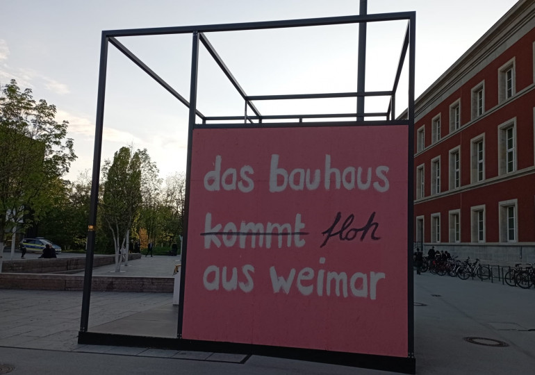 <p>Instalación en la que se lee en alemán “La Bauhaus surgió [palabra tachada] de Weimar. La Bauhaus huyó de Weimar”. /<strong> M.M. </strong><strong></strong></p>