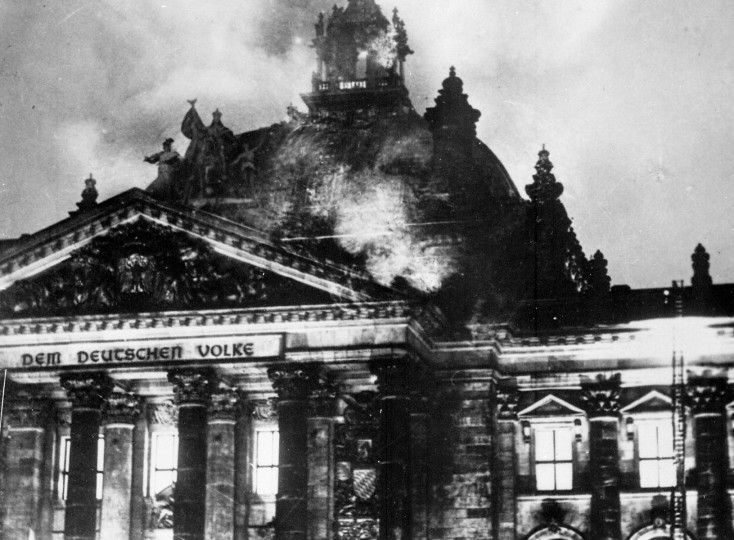 <p>Fachada del Reichstag durante el incendio de 1933. / <strong>Wikipedia</strong></p>