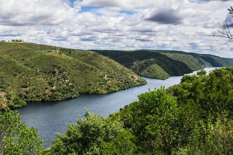 <p>Vista de España desde Portugal en Cedillo, donde el Tajo define la frontera de ambos países. / <strong>Michele Curel</strong></p>