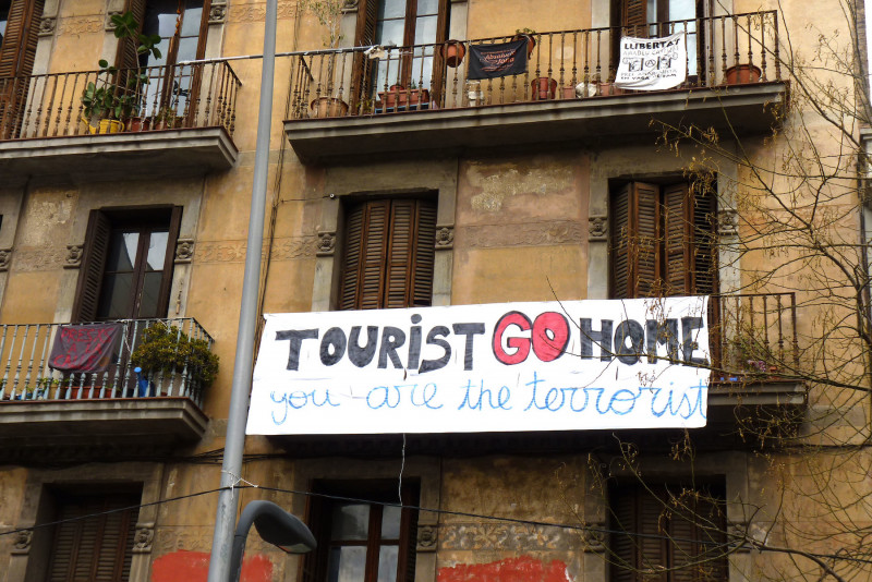 <p>Pancarta en protesta del turismo masivo en Barcelona. / <strong>Miltos Gika</strong></p>