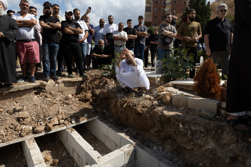 <p>Funeral masivo de las víctimas de la masacre de Ain el Deld, pueblo a las afueras de Sidón, en la primera fosa común en la guerra del Líbano. / <strong>M.M.</strong></p>