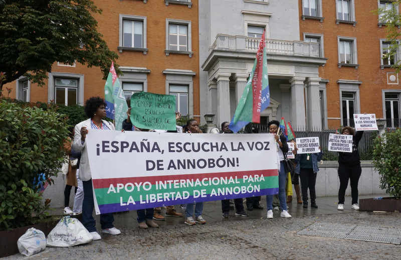 <p>Exiliados annoboneses reivindican la libertad de la isla en Madrid durante el verano de 2024. / <strong>Gobierno de Annobón en el exilio</strong></p>