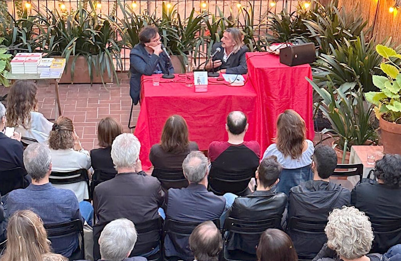 <p>Gonzalo Torné e Ignacio Echevarría durante la presentación de <em>Brujería</em> en Barcelona.</p>