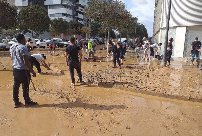 <p>Voluntarios limpiando el desastre en Benetússer. / <strong>Pacopac CC BY-SA 4.0, via Wikimedia Commons</strong></p>