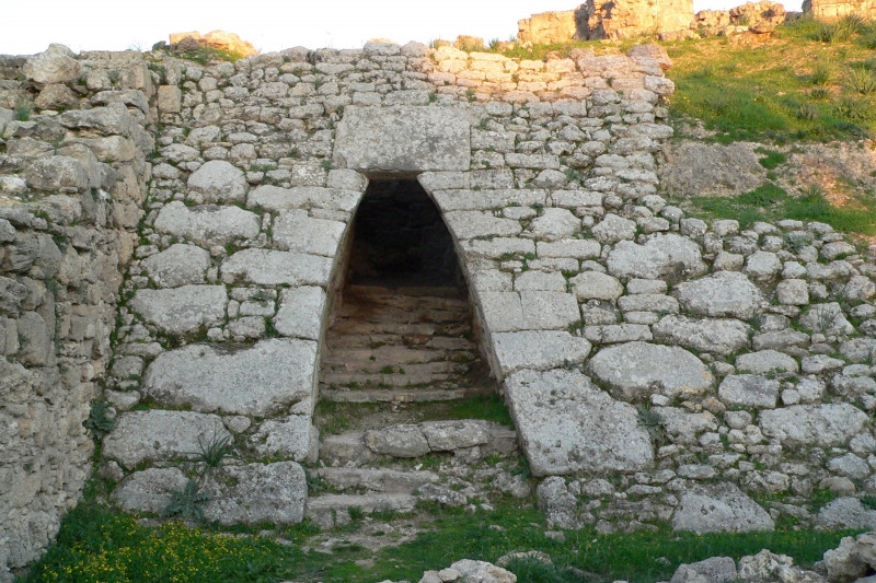 <p>Entrada del palacio de Ugarit. / <strong>Disdero (Wikimedia Commons)</strong></p>