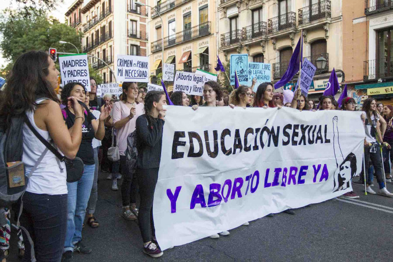 <p>Jóvenes manifestándose en Madrid por el derecho al aborto. /<strong> Manolo Finish</strong></p>