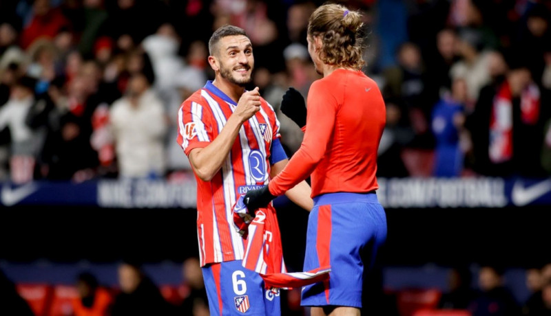 <p>Koke y Griezmann durante el partido contra el Sevilla. / <strong>Club Atlético de Madrid</strong></p>