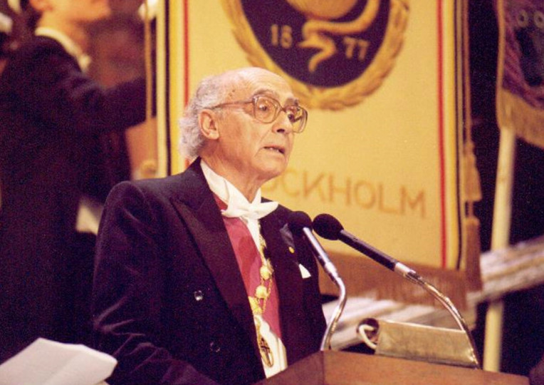 <p>El escritor José Saramago durante su discurso en el Banquete Nobel el 10 de diciembre de 1998. / <strong>Fundação José Saramago</strong></p>