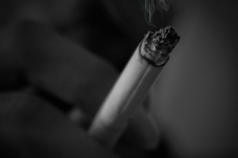 <p>Una persona fumando. / <strong>Nezar Alareqe</strong></p>