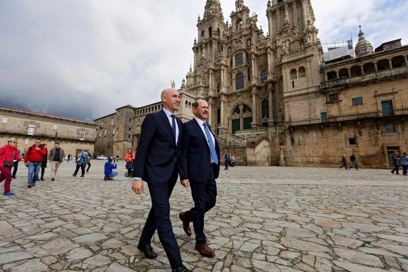 <p>Rubiales y Louzán, en la praza do Obradoiro (Santiago de Compostela). / <strong>Real Federación Gallega de Fútbol</strong></p>