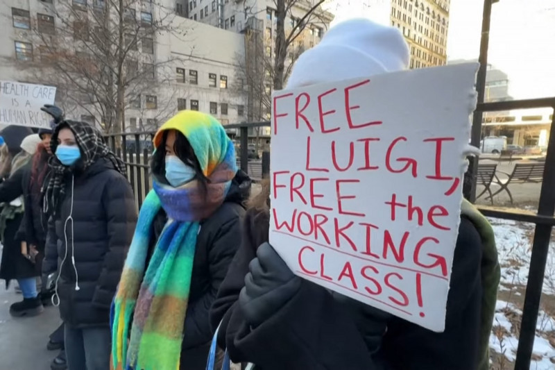 <p>Manifestantes piden libertad para Luigi Mangione a las puertas del juzgado de Nueva York en el que declaraba el acusado. / <strong>YouTube (Philstar News)</strong></p>