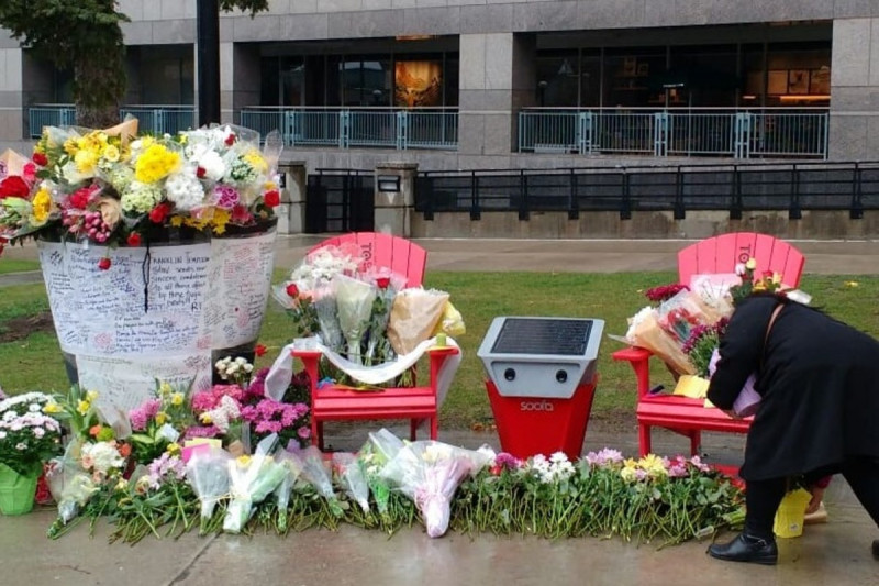 <p>Memorial por las víctimas del atentado incel de Toronto en 2018. / <strong>Oaktree b (Wikimedia Commons)</strong></p>