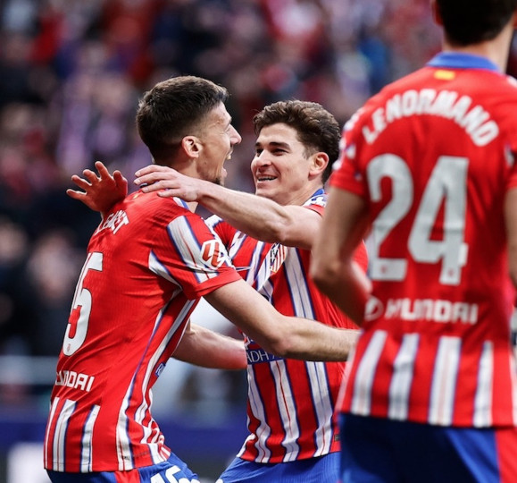 <p>Lenglet y Julián celebran un gol ante Osasuna. / <strong>C.A.M.</strong></p>